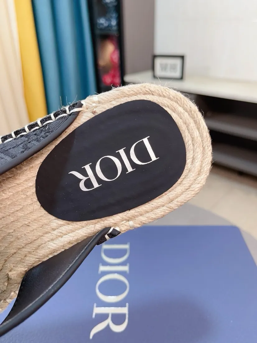 Men's men's shoes💰320🌸🌸High-end version. DIOR💁Men's slippers, high-end and upscale [strong][strong], compare quality at counters. The upper is hand-drawn, a combination of native hemp and raw rubber sole [strong][strong], breathable and non-slip outsole [rose][rose], breathable and comfortable lambskin lining, density 100% comfortable [gift][gift], original wear-resistant code number 38-44. Can be customized 45-46-47